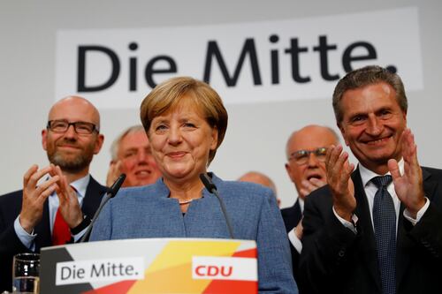 La Merkel vince ma perde peso. Vola la destra di Afd: antifascisti assediano la sede del partito