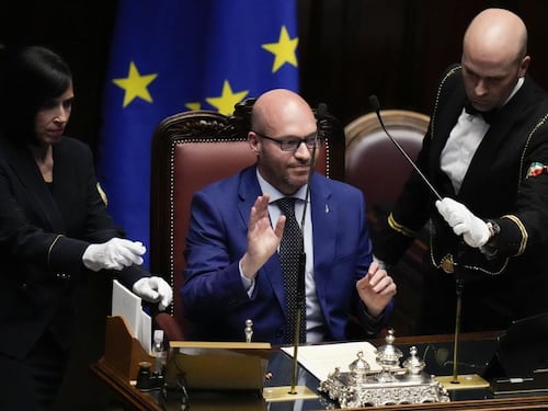 Centrodestra, riparte il tiro al bersaglio dall'estero. Financial Times a valanga su Fontana e Berlusconi