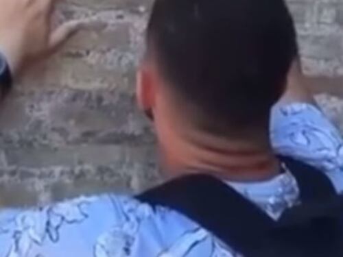 Roma, turista sfregia il Colosseo col nome della fidanzata