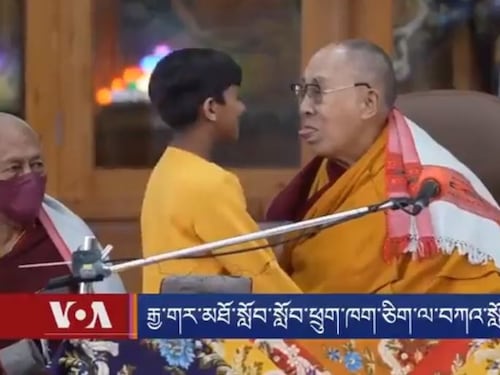 Dalai Lama chiede a un bambino di succhiargli la lingua. Poi chiede scusa