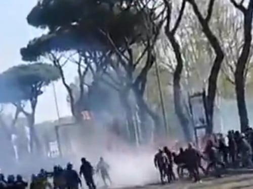Derby di Roma, ferito un agente negli scontri tra tifosi: "Scoppiata una bomba carta"