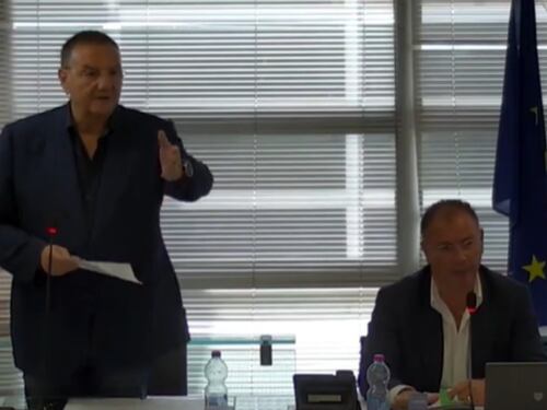 Fiumicino, bandiera palestinese in aula. Baccini: "Se la metta al c...", è bagarre