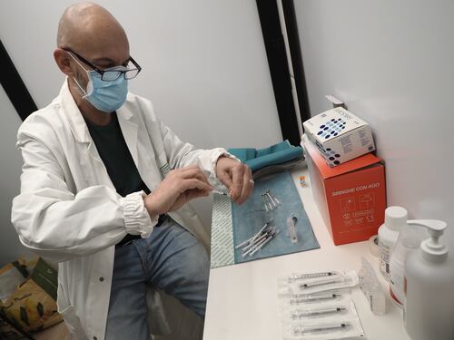 I vaccinati recenti rischiano di più, l'Iss sbaglia ancora. Poi si corregge