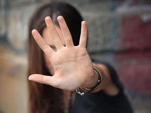 Ragazzina di 13 anni costretta a prostituirsi dalla madre aguzzina