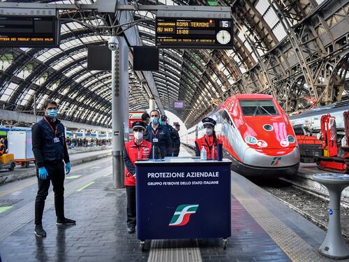 Green pass su treni, aerei e navi: stretta di Draghi. La Lega annuncia battaglia
