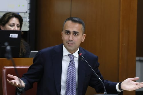 Luigi Di Maio prepara il ritorno dal Golfo, manovre al centro