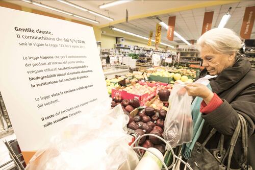 Sacchetti biodegradabili, ecco quanto ci costano. E sui social partono i boicottaggi