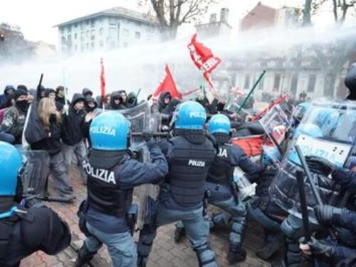 Scontri al corteo di Askatasuna: 11 agenti feriti. Gli antagonisti: "Non è ancora finita". La Lega: "Terroristi"