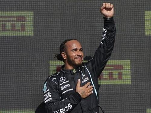 Leclerc regge fino al penultimo giro, poi la spunta Hamilton