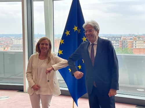 Il piddino Gentiloni promuove Meloni: “Il governo ha rispettato tutti gli impegni Ue”