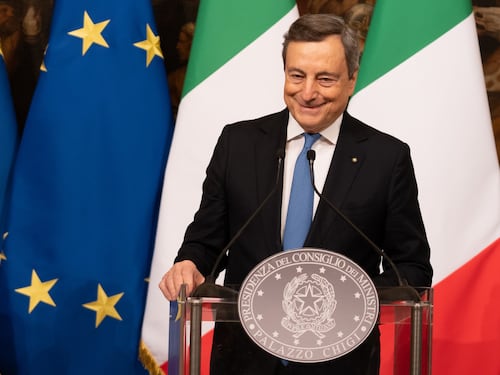 Obbligo vaccinale per lavorare. Il 5 gennaio si decide tutto: Lega e M5S frenano Draghi