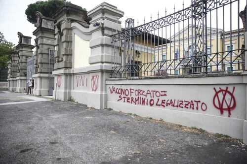 Roma, Spallanzani preso d’assalto dai no-vax. Troll scatenati su Facebook