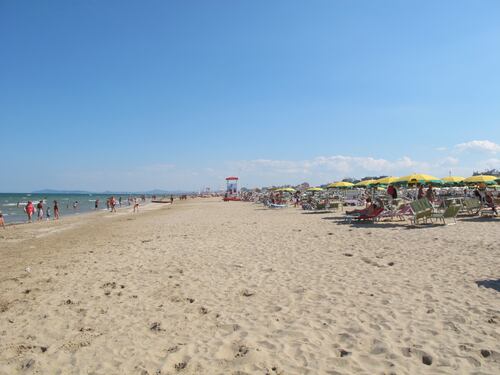 Rimini, lui pestato e lei stuprata in spiaggia: è caccia a 4 ragazzi