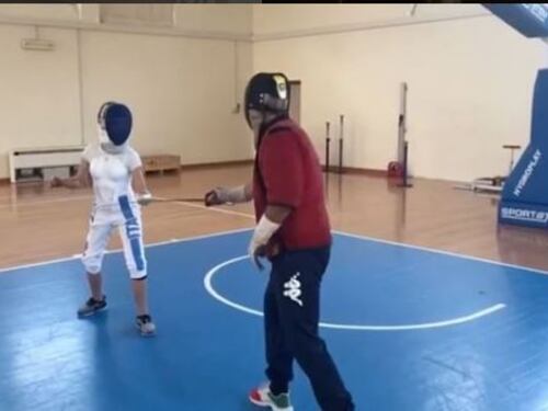 Prima lezione di scherma in piedi per Bebe Vio