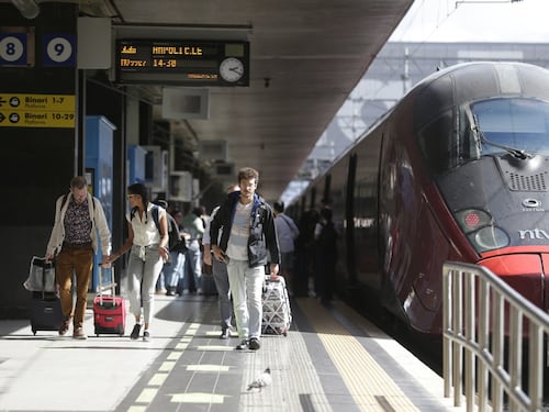 Roma, folla e code infinite a Termini: stazione in tilt per l’incidente di Firenze