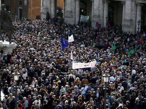 "Roma dice basta", in migliaia al sit-in contro la Raggi