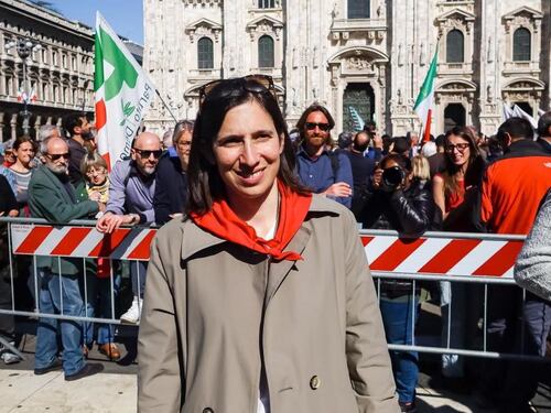 Schlein, la pezza (sul trench) peggio del buco: come si difende per l'armocromia