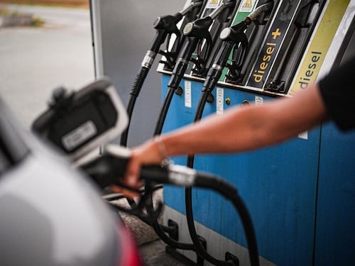 Bene il price cap Eni sui carburanti. Ma ora serve anche per luce e gas