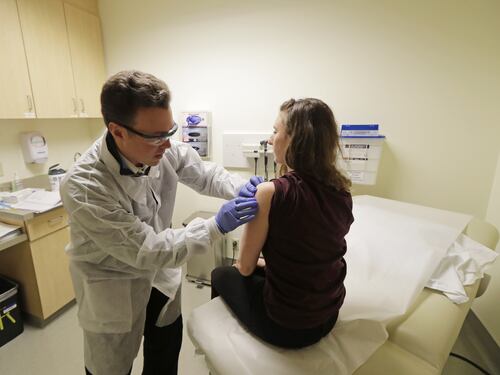 Scontro sui vaccini. Tra farmacie e Regioni volano gli stracci