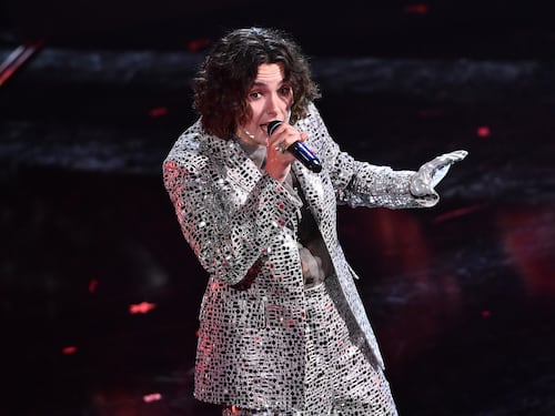 Bufera su Madame. Fan su tutte le furie: nessuna foto con chi non compra i miei cd