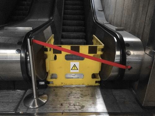 Le nuove scale mobili della metro sono già rotte