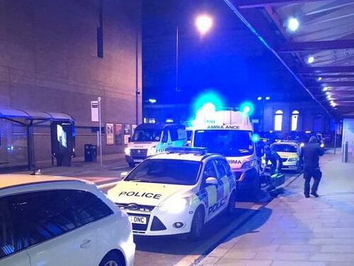 Grida "Allah" e accoltella tre persone. Terrore a Manchester