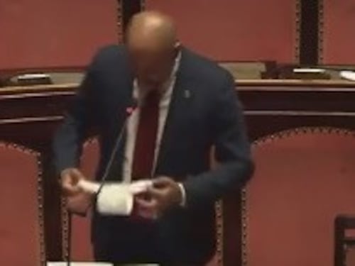 Paragone ridicolizza le mascherine di Fca: "Buone come giarrettiere". E la Taverna si infuria