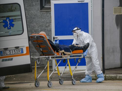 Quarantamila nuovi casi di Covid, è record. Oltre 500 morti, stabile l'indice di contagiosità
