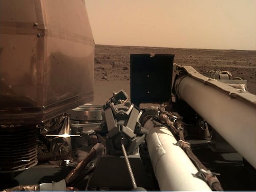 Ecco il primo "selfie" da Marte: InSight comincia a esplorare
