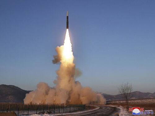Corea del Nord, via al lancio di missili. Ma finisce male: "Rottami al suolo"