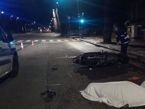 Cuoco muore sullo scooter nella notte. Giallo sull'incidente