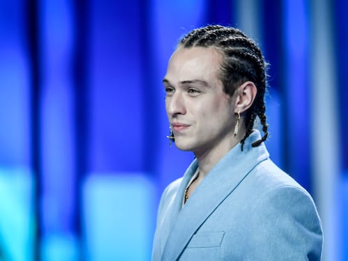 Irama in attesa del tampone Covid. Al suo posto canta Noemi