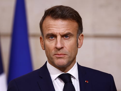Francia, Macron non molla e promette un nuovo governo. Ma a dare le carte è solo Le Pen