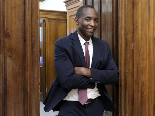 Migranti, rinvio a giudizio per la moglie e la suocera di Soumahoro: quando inizia il processo