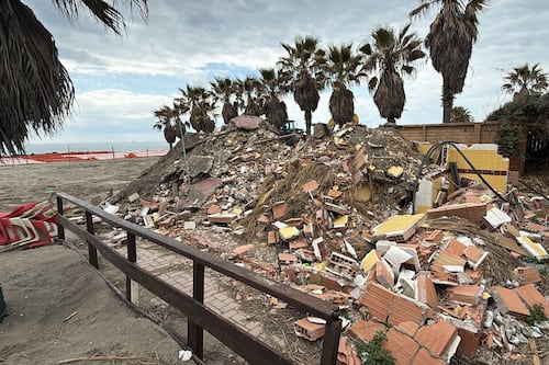 Lidi distrutti e rifiuti, Ostia nel caos. La stagione inizia fra 35 giorni