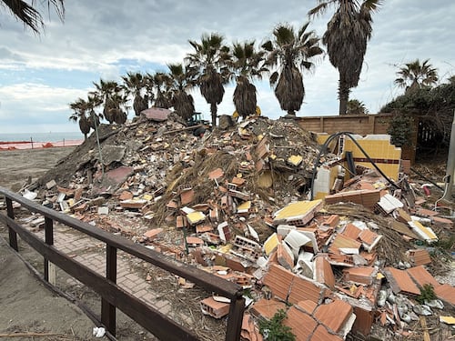 Lidi distrutti e rifiuti, Ostia nel caos. La stagione inizia fra 35 giorni