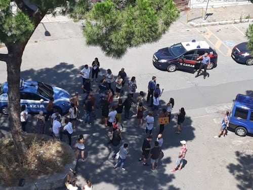 "Rom via da qui". A Guidonia scoppia la rissa, in mezzo pure il sindaco