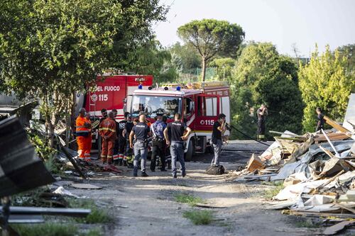 Ancora montagne di rifiuti nel campo rom che ha preso fuoco