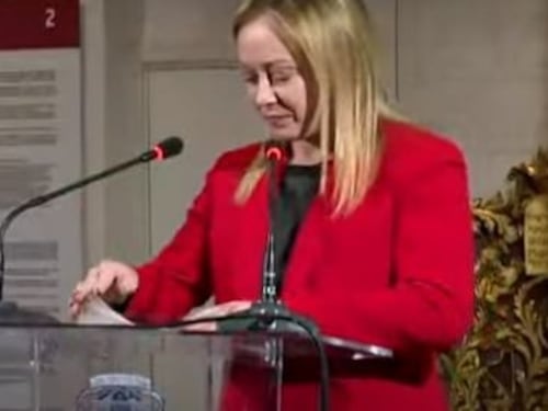 Meloni si commuove al Museo ebraico: "Noi femmine e mamme siamo sensibili"