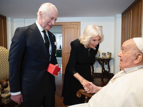 Carlo e Camilla incontrano Papa Francesco: cosa si sono detti