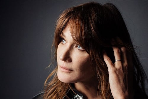 Carla Bruni, l'ex Première Dame di Francia si dà al punk rock