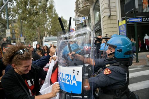 Torino, gli studenti tentano il blitz all'hotel del G7. Scontri e cariche