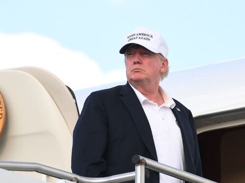 "Prendimi una Coca-Cola", spunta l'audio con la prova della "debolezza" di Trump