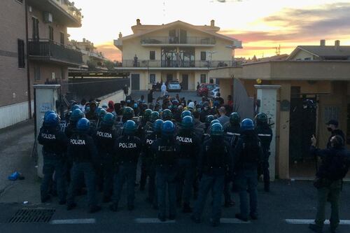 Migranti positivi sequestrano i dipendenti. Tensione nel centro d'accoglienza