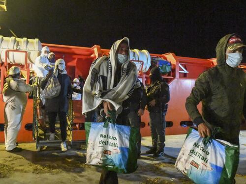 La grande fuga dei migranti: dalla Tunisia all'Italia con rischio collasso