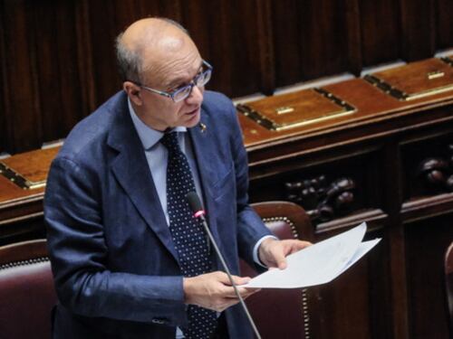 Scuola, Valditara inchioda Schlein: "500 milioni per aumentare gli stipendi? Barzellette"
