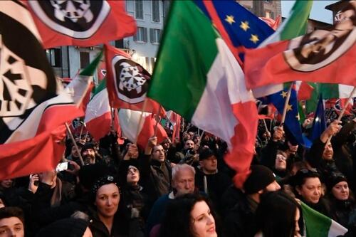 Bastonate al candidato di CasaPound. Manichino impiccato per Di Stefano