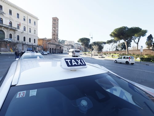 Roma, taxi d’oro: aumenti in arrivo per le tariffe. C’è la corsa breve ma costa 9 euro