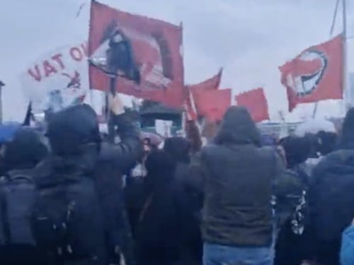 Salvini a Livorno, tensione altissima davanti al teatro: manifestanti fanno esplodere una bomba carta