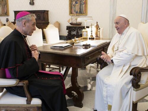 Padre Georg rispedito in Germania. L'ultima stoccata a Bergoglio: "Taccio e..."